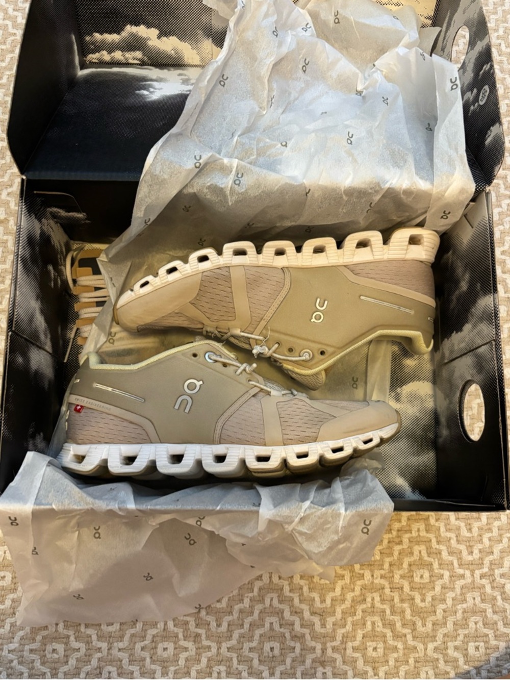On Running Cloud 2.0 Sand / Pearl Sz 5.5 Sneakers. Used